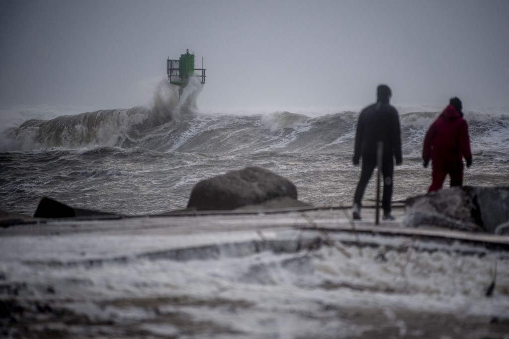Storm Otto subsides but travel delayed and thousands left without power 1 Storm Otto subsides but travel delayed and thousands left without power