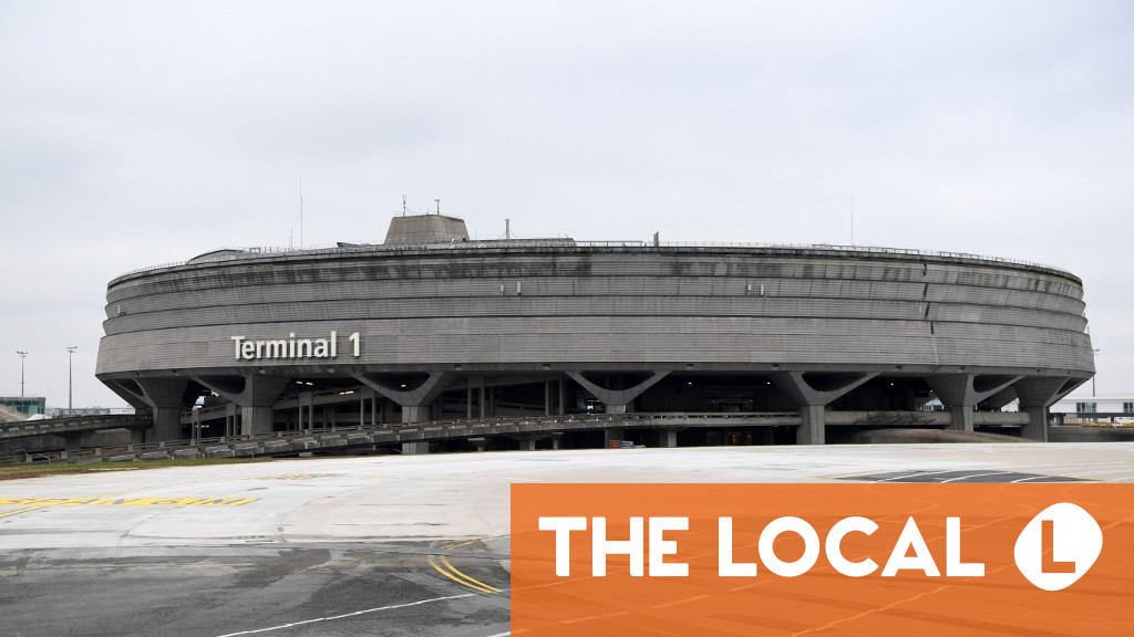 French union militants block access to Paris airport 1 French union militants block access to Paris airport