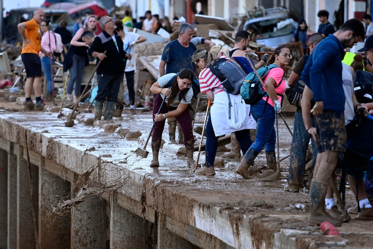 Wave of solidarity washes over epicentre of Spain floods