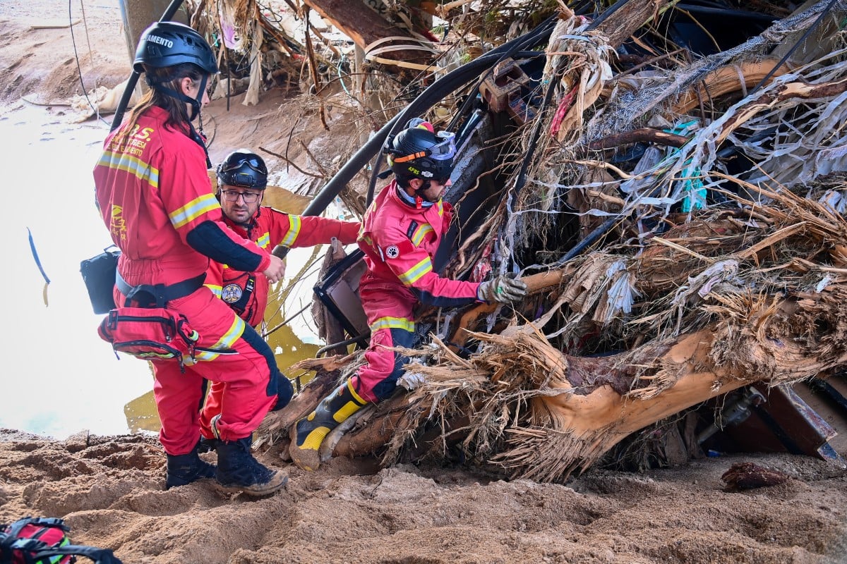 Spain braces for more flood deaths, steps up aid