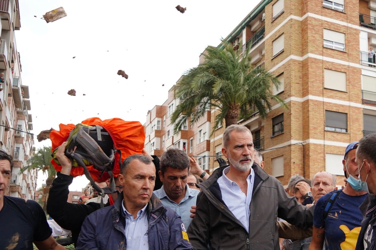 LATEST: Crowd hurls mud and insults at Spain's royals on flood zone visit