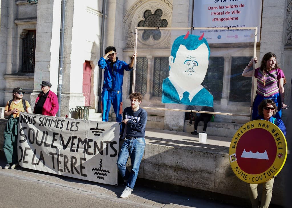 Can French ministers ban activist groups?