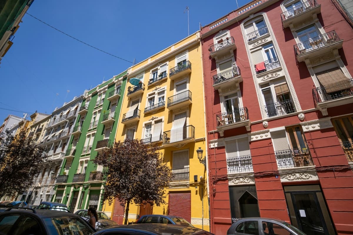 Valencia to stop issuing licences to Airbnb-style lets as rents soar past €1,000