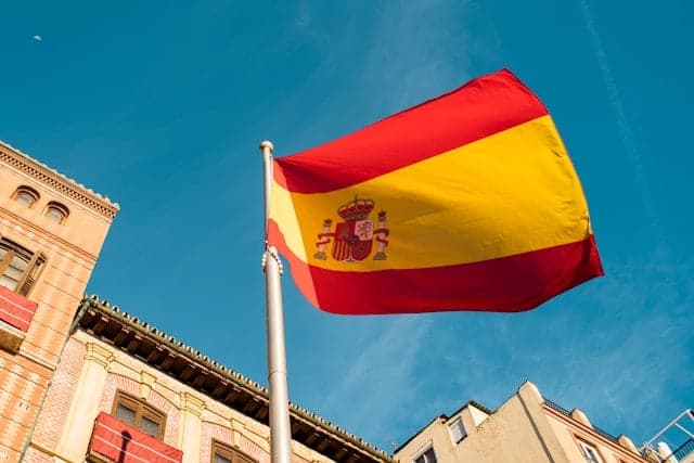 Why is the Spanish flag red and yellow?