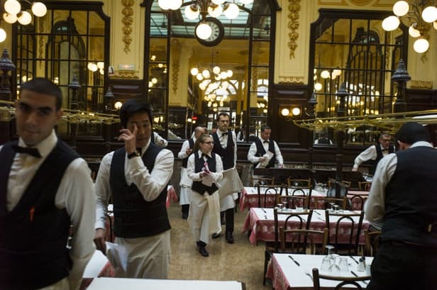 French waiters to race through Paris streets as historic contest returns