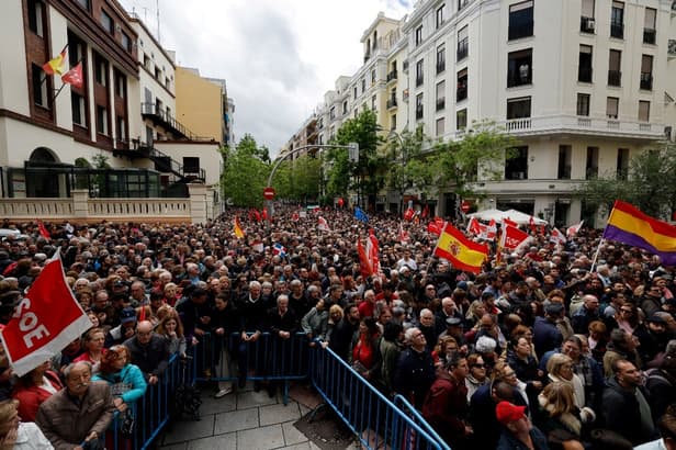 'Pedro stay!': Thousand of Spanish PM's supporters take to the streets