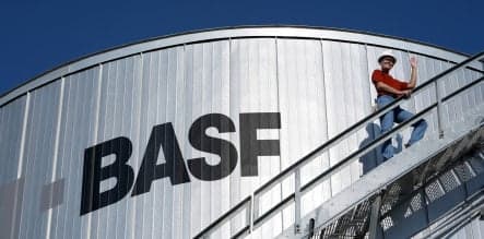 High oil prices bolster record BASF profits