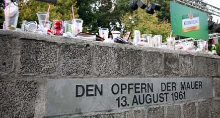 German youth fail to see Berlin Wall shadow