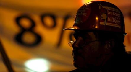 Thousands of metal industry workers strike