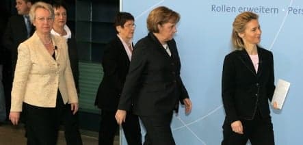 Merkel calls for more women to join politics