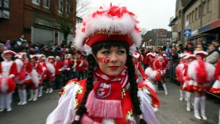 Karneval revellers brave chilly rain for Rosenmontag parade