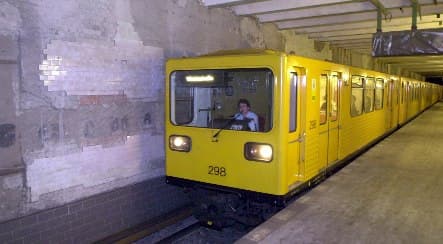Teen dies after fall from Berlin U-Bahn train