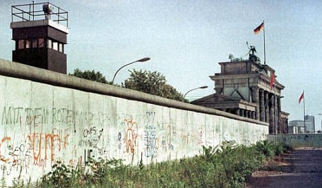 Website offers unprecedented glimpse at Berlin Wall