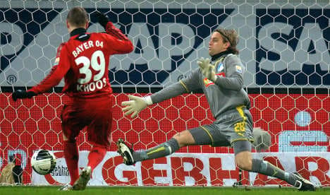 Kroos takes Leverkusen back to top of Bundesliga