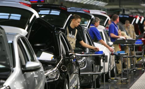 VW profits plummets 80 percent in 2009
