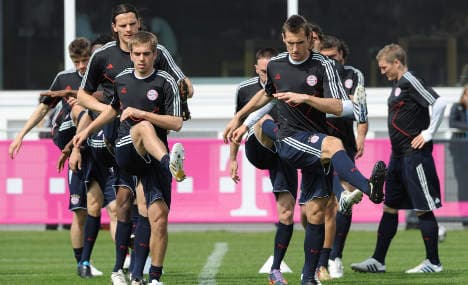 Bayern Munich edges toward treble dream