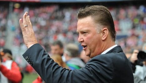 Bayern extends van Gaal's contract despite poor season start
