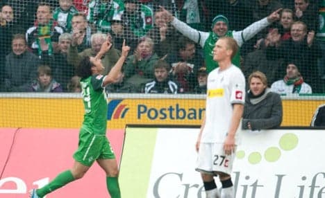 Werder thrash Gladbach to stay in touch at top