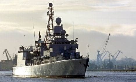 German warship thwarts Somali pirates