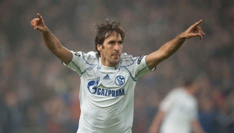 Schalke down Hapoel as Raul makes history