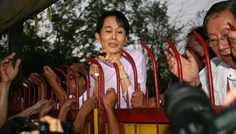 Merkel tells Burma to free all political prisoners