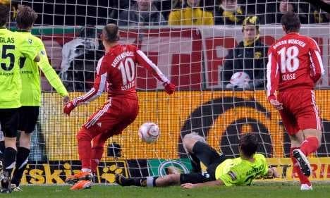Bayern Munich scores win despite losing captain van Bommel