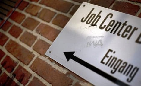 Unemployment falls to 7.7 percent in 2010
