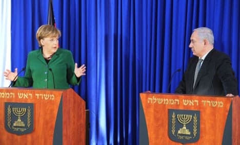 Merkel urges Israel to resume peace talks