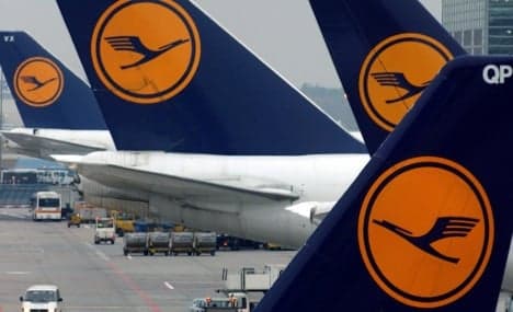 Lufthansa forecasts profits to withstand tough 2011