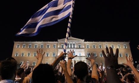 Banks demand incentives to back Greek bailout