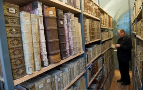 Bibliophile bureaucrat banged up for book burglary