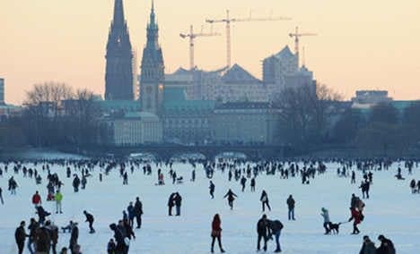 Hamburg lake draws 100,000 skating fans