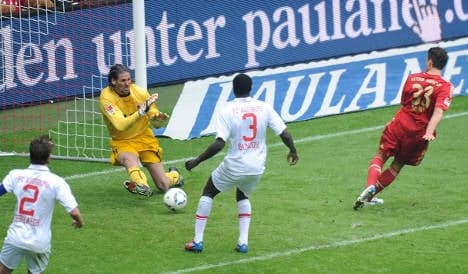 Gomez goals keep Bayern's hopes alive