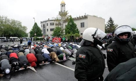 100 arrests as Muslims clash with far-right