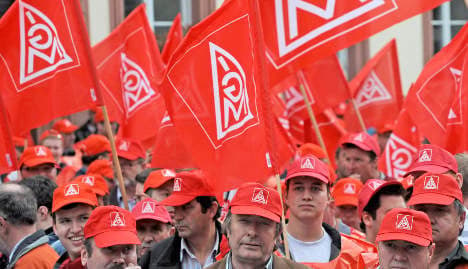 Metalworkers get pay rise, vow to take on Opel