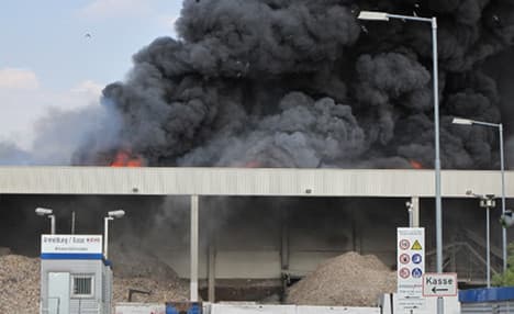 Giant rubbish fire sends smoke over Cologne