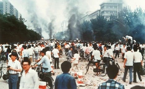 Helmut Schmidt defends Tiananmen massacre