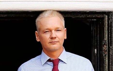 German MP visits Assange in embassy
