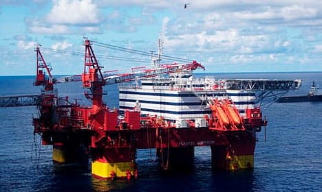 Hundreds rescued from listing Norway oil rig