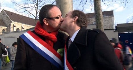 Straight French MPs share kiss of solidarity