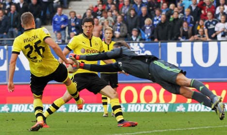 Shock win for Hamburg drags Dortmund down