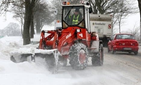 Heavy snow snarls traffic in the east