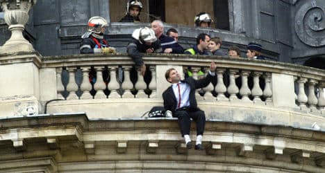 Eccentric 'poet-climber' scales Paris US embassy