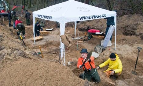 Volunteer group uncovers WWII graves