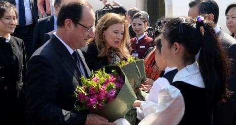 Hollande visits China on sales mission