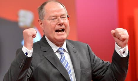 Merkel rival Steinbrück rallies SPD: 'So to battle!'