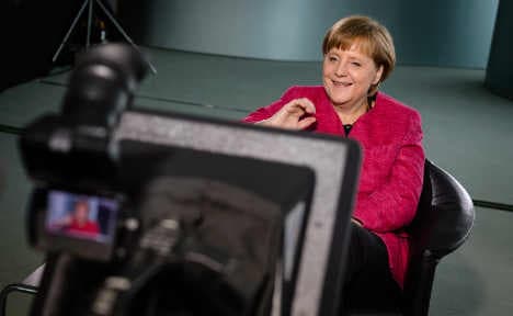 Merkel 'hangs out' online to discuss integration