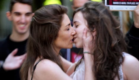 Hollande signs gay marriage bill into law