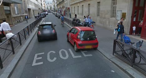 Man kills himself in front of Paris school pupils