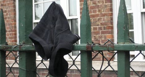 Drunk attempts bank heist in underpants mask
